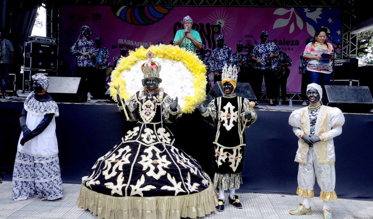 rainha do maracatu posa para a foto